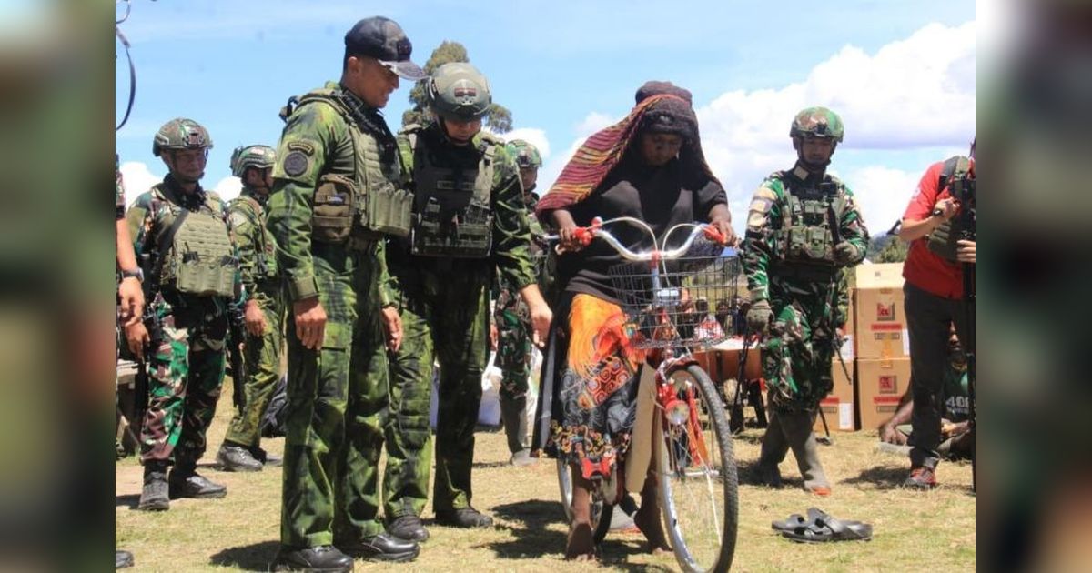 Momen Langka di Pedalaman Papua: Ribuan Warga Sambut Bantuan Presiden di Kuyawage
