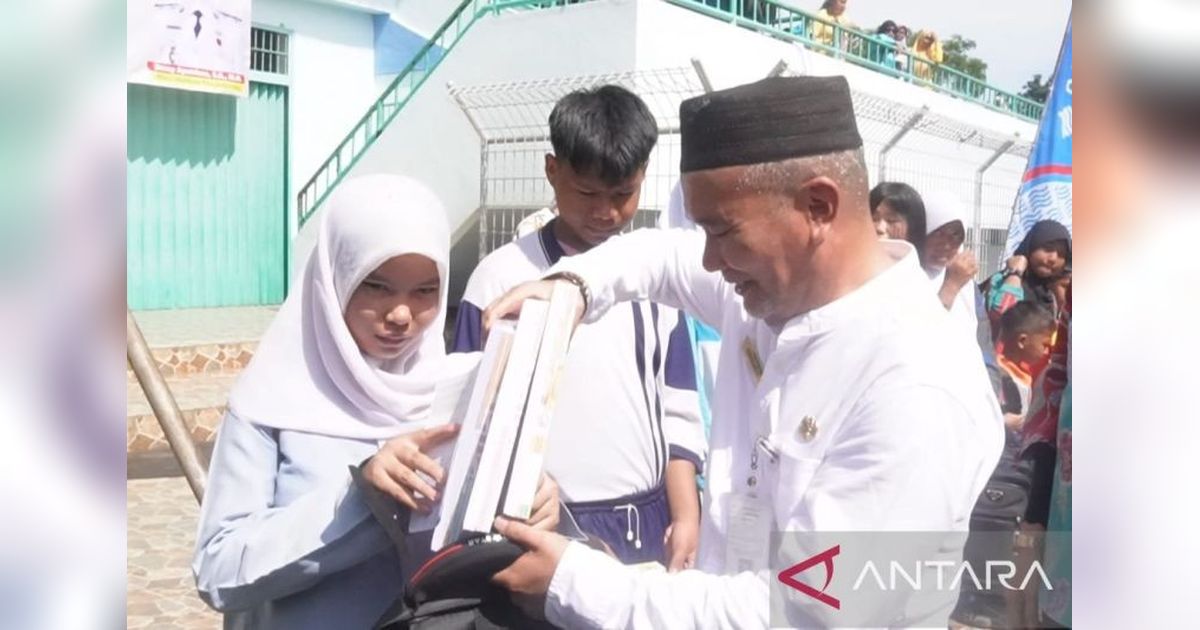 Pemkot Pangkalpinang Salurkan Bantuan Perlengkapan Sekolah untuk 718 Siswa Kurang Mampu
