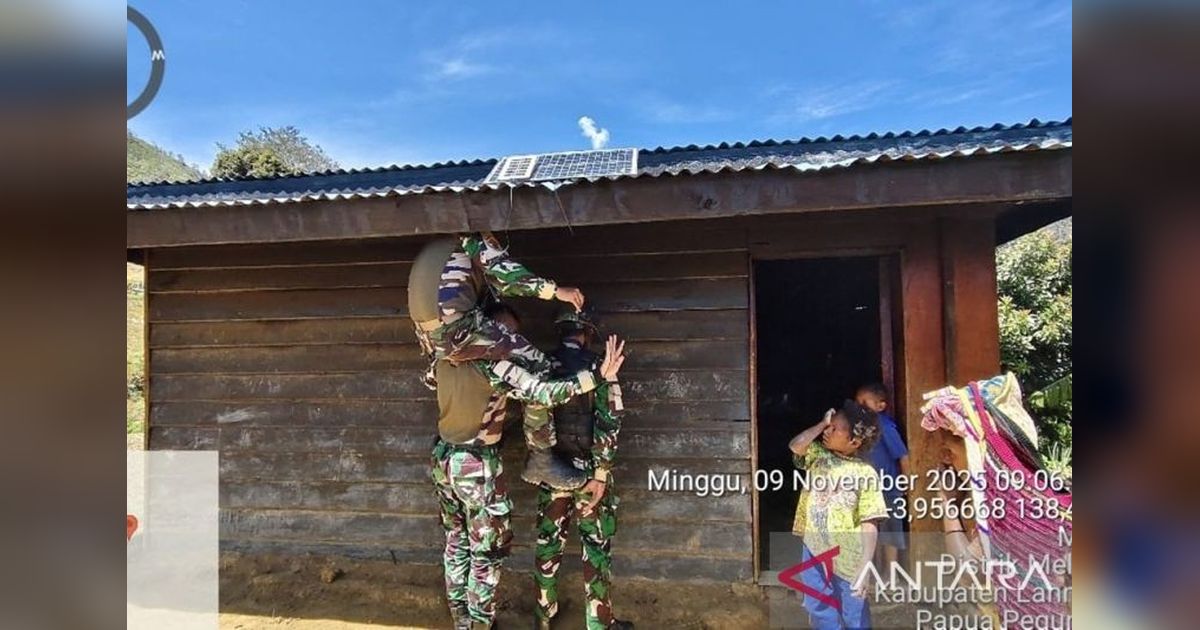 Satgas Yonif 511 Pasang Lampu Tenaga Surya di Pedalaman Papua, Tingkatkan Akses Penerangan Warga