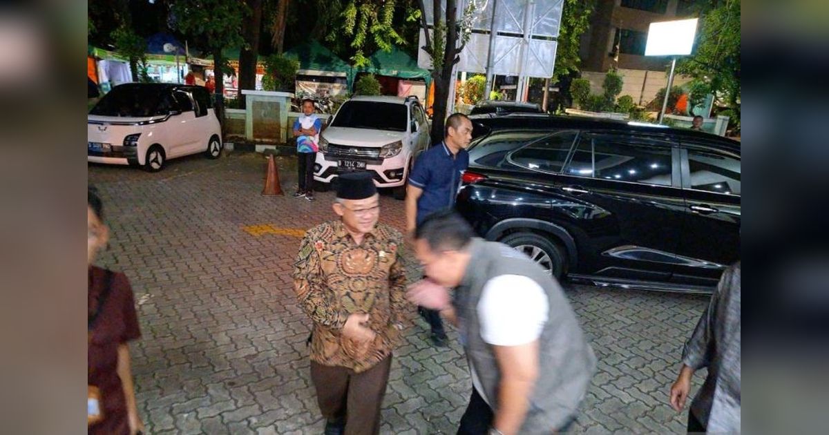 Mendikdasmen Abdul Mu'ti Jenguk Korban Ledakan SMAN 72 Jakarta di RSIJ, Pastikan Penanganan Optimal