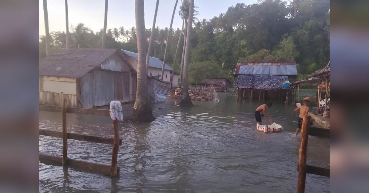 Banjir Rob Terjang Parigi Moutong, Belasan Warga Mengungsi Akibat Gelombang Tinggi