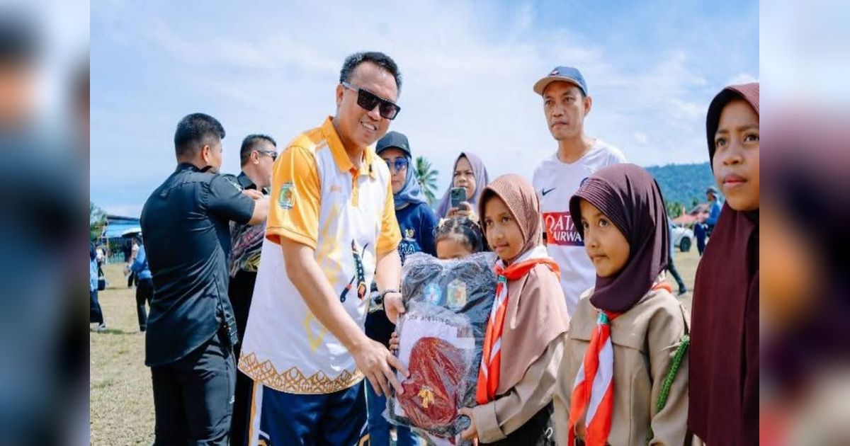 Bupati Morut Bagikan Seragam Sekolah Gratis kepada Ribuan Siswa, Wujud Komitmen Morut Cerdas
