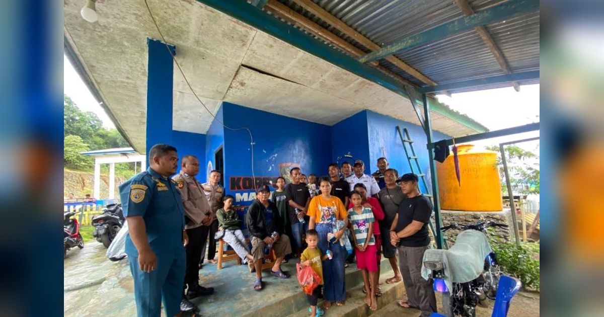 Polairud Maluku Utara Sigap Evakuasi 13 Penumpang Speedboat Mogok di Perairan Foli