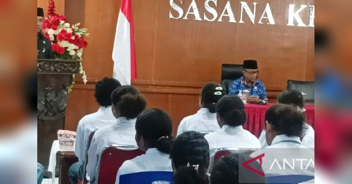 Bupati Biak Ajak Siswa SRMA 41 Biak Lanjutkan Perjuangan Pahlawan Lewat Pendidikan