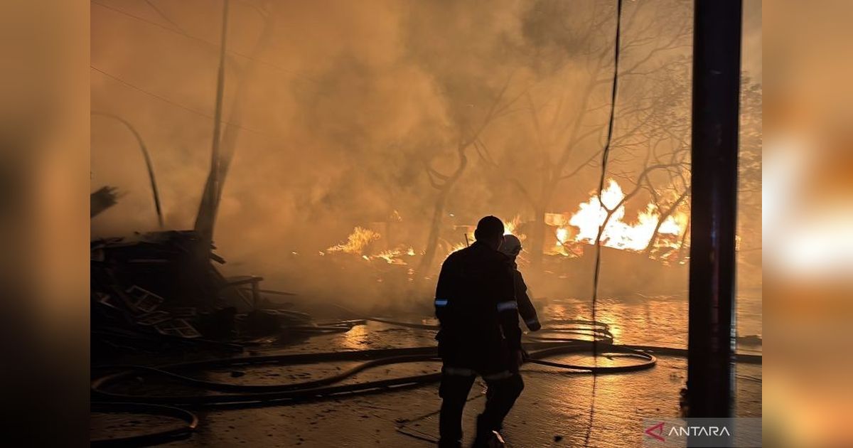 Kebakaran Kios Kayu Sukahaji Bandung: 18 Jongko Pedagang Hangus Dilalap Api