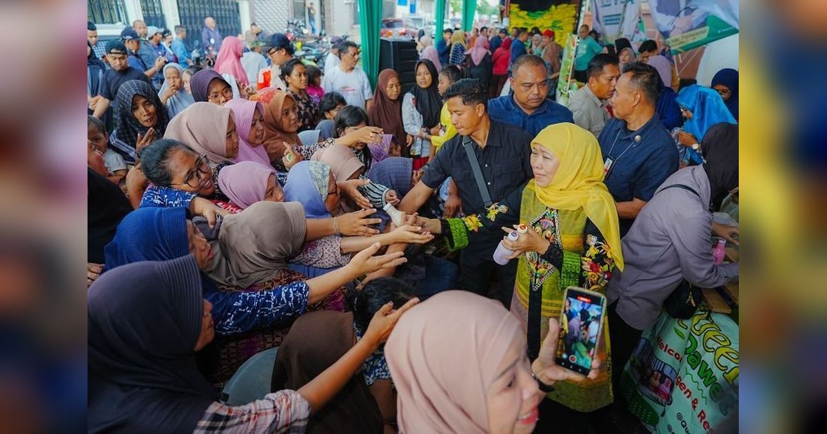 Khofifah Gelar Pasar Murah untuk Stabilisasi Harga Sembako Jelang Nataru di Surabaya