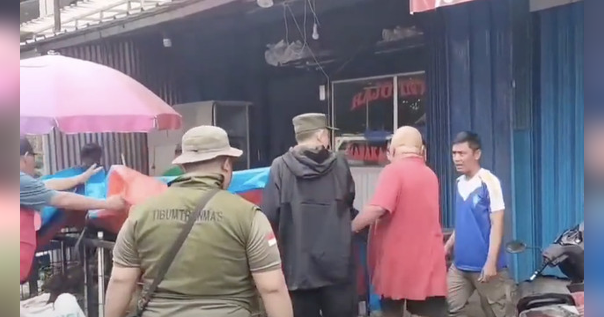 Detik-Detik Wali Kota Bekasi Diancam Pakai Golok saat Menertibkan PKL di Teluk Pucung