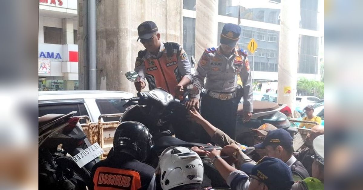 Petugas Gabungan Gencarkan Penertiban Parkir Liar Jakarta Selatan, Belasan Motor Diangkut