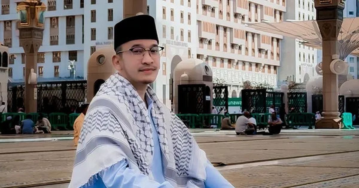 Aura Baru Ruben Onsu Usai Umrah, Makin Ganteng dengan Jenggot dan Kumis Tipis