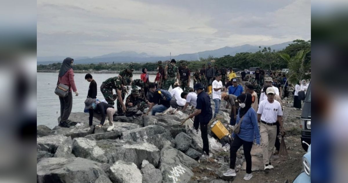 Aksi Bersih Pantai Palu: DLH Palu Wujudkan Gerakan Indonesia Asri di Teluk Palu