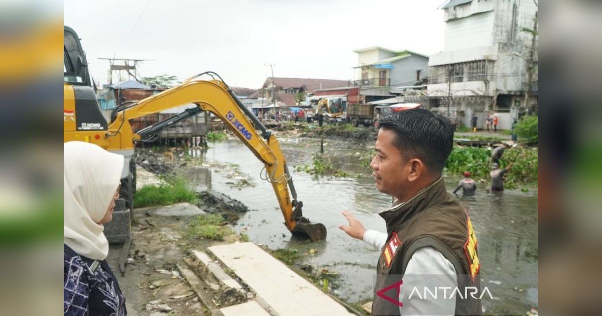 Pemkot Banjarmasin Intensifkan Pembenahan Sungai Pekapuran dengan Alat Berat Atasi Banjir