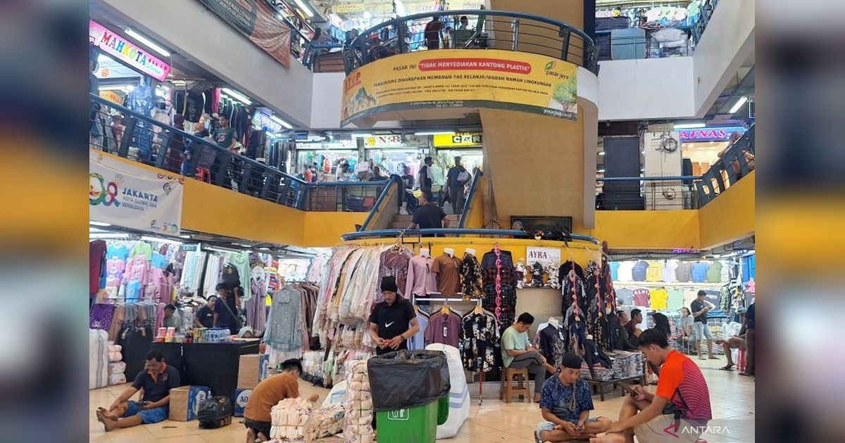 Puncak Keramaian Pasar Cipulir: Pedagang Siapkan Stok Idul Fitri Sebulan Jelang Ramadhan