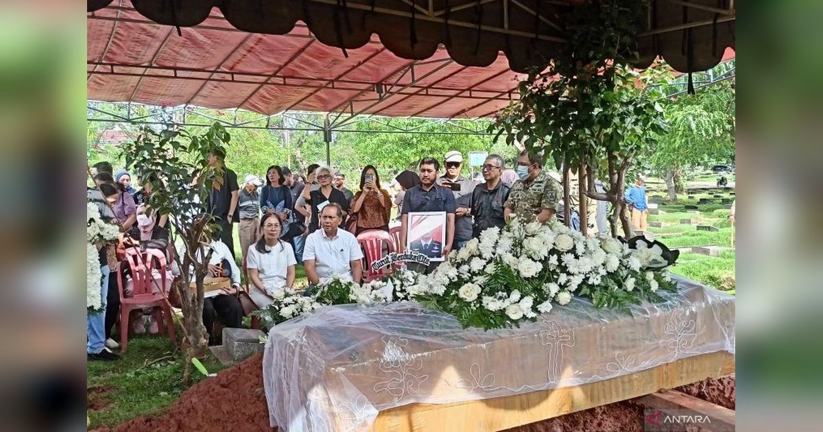 Isak Tangis Iringi Pemakaman Kopilot Smart Air Korban Penembakan KKB