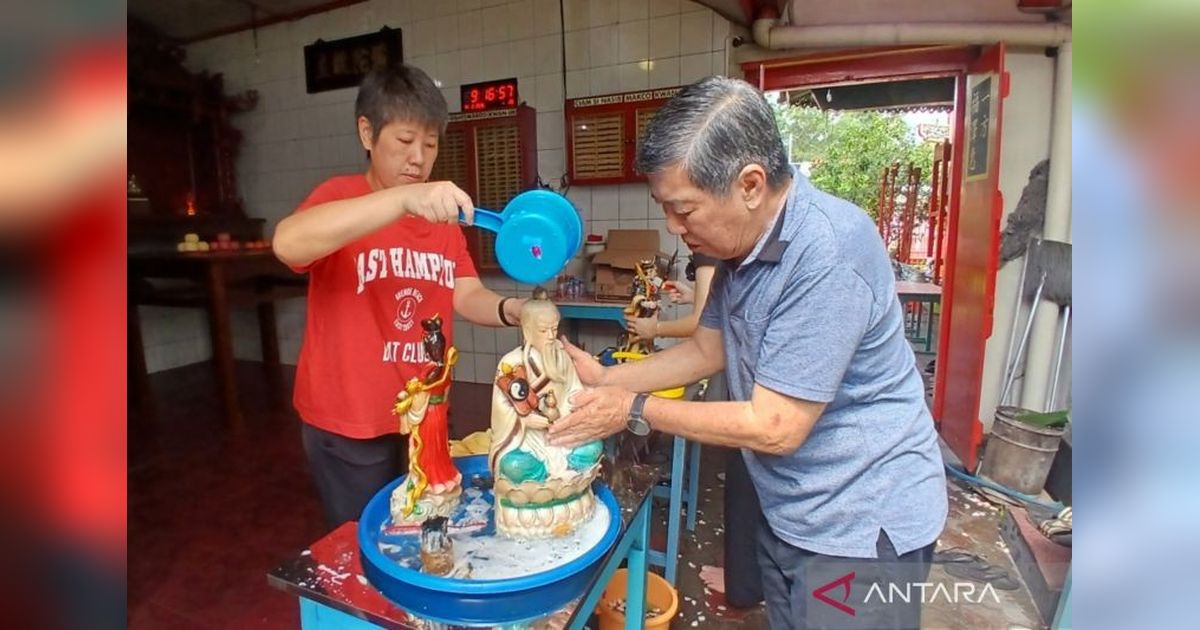 Jelang Imlek 2577, Pembersihan Rupang Klenteng Temanggung Jadi Simbol Pembaruan Diri
