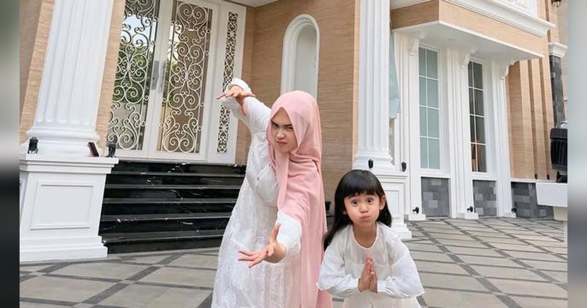 Potret Fasad Rumah Baru Ria Ricis, Elegan dan Mewah