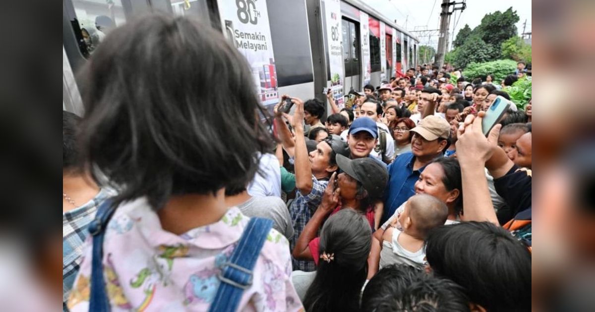Prabowo Tinjau Permukiman Padat di Senen, Sempat Diminta Warga Menepi dari Rel Kereta
