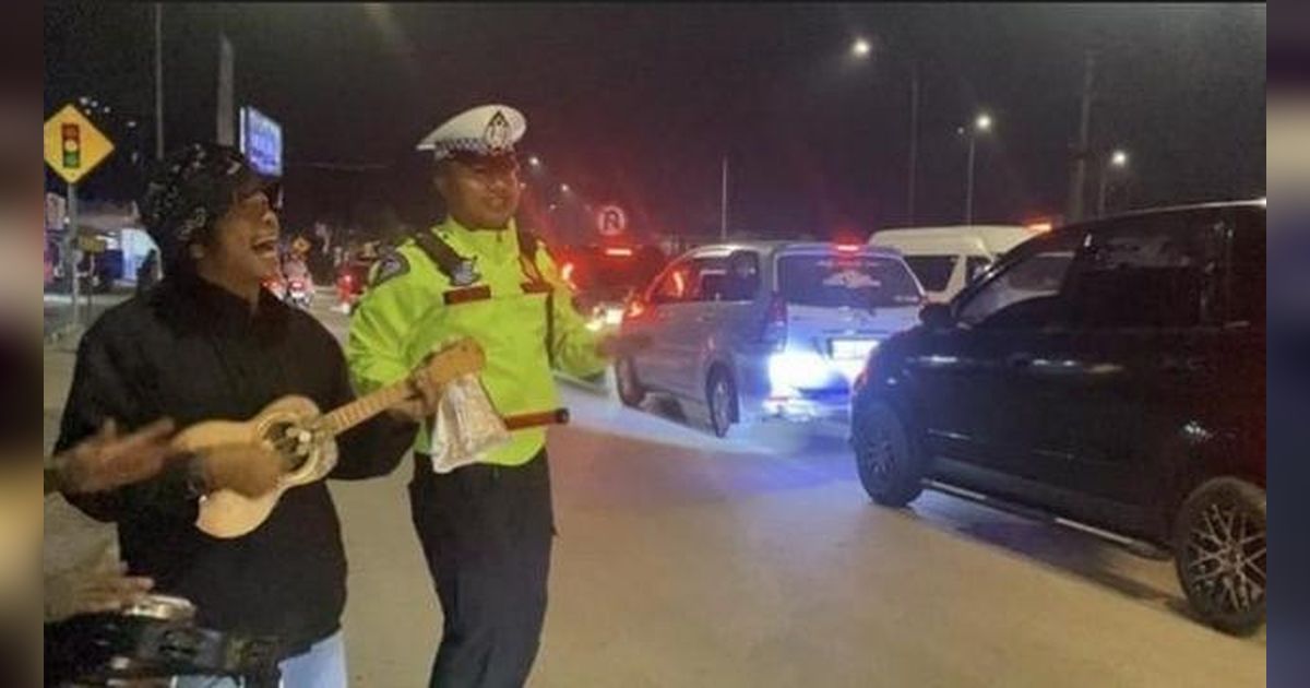 Viral Aksi Polisi Sukabumi Joged Bareng Pengamen Bikin Wisatawan Palabuhanratu Terhibur di Tengah Macet