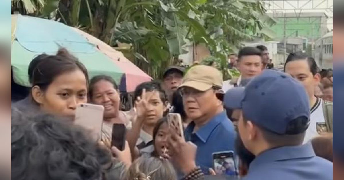 Prabowo Dikerumuni Warga Saat Turun Langsung ke Permukiman Kumuh Bantaran Rel Senen