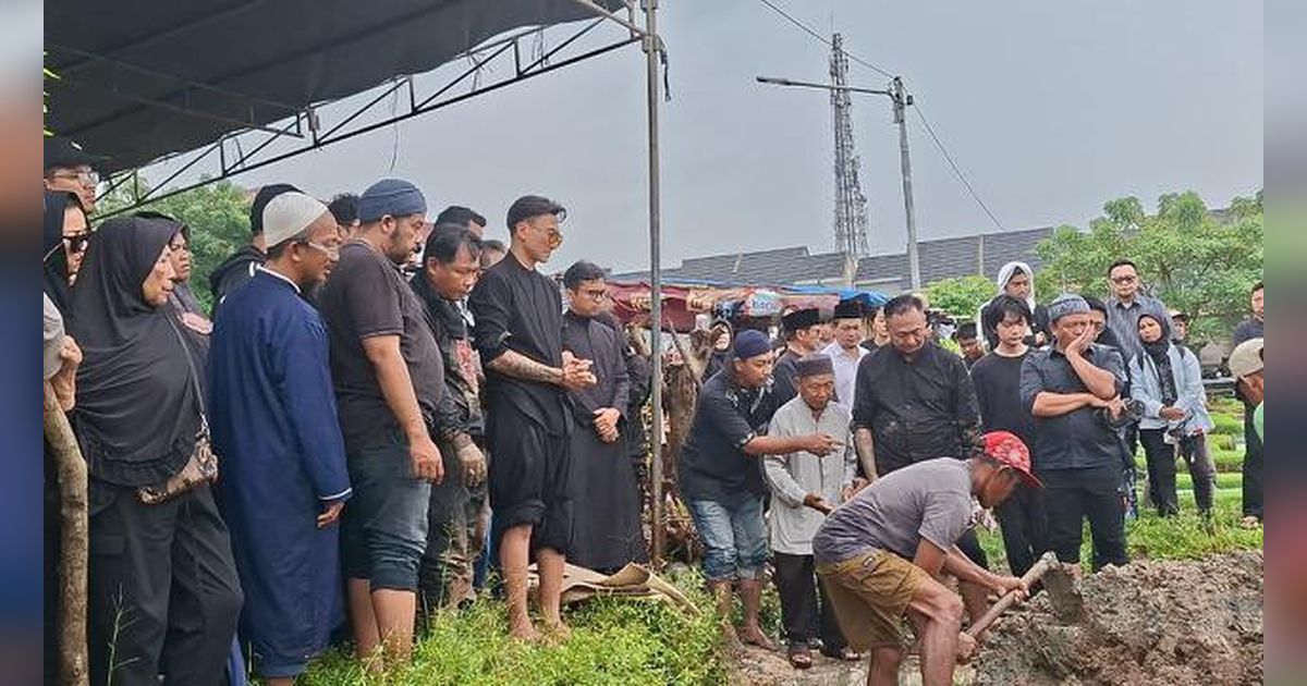 Pemakaman Ibunda Anji  Berlangsung Haru, Kenangan Ulang Tahun Bertiga Tak Terlupakan