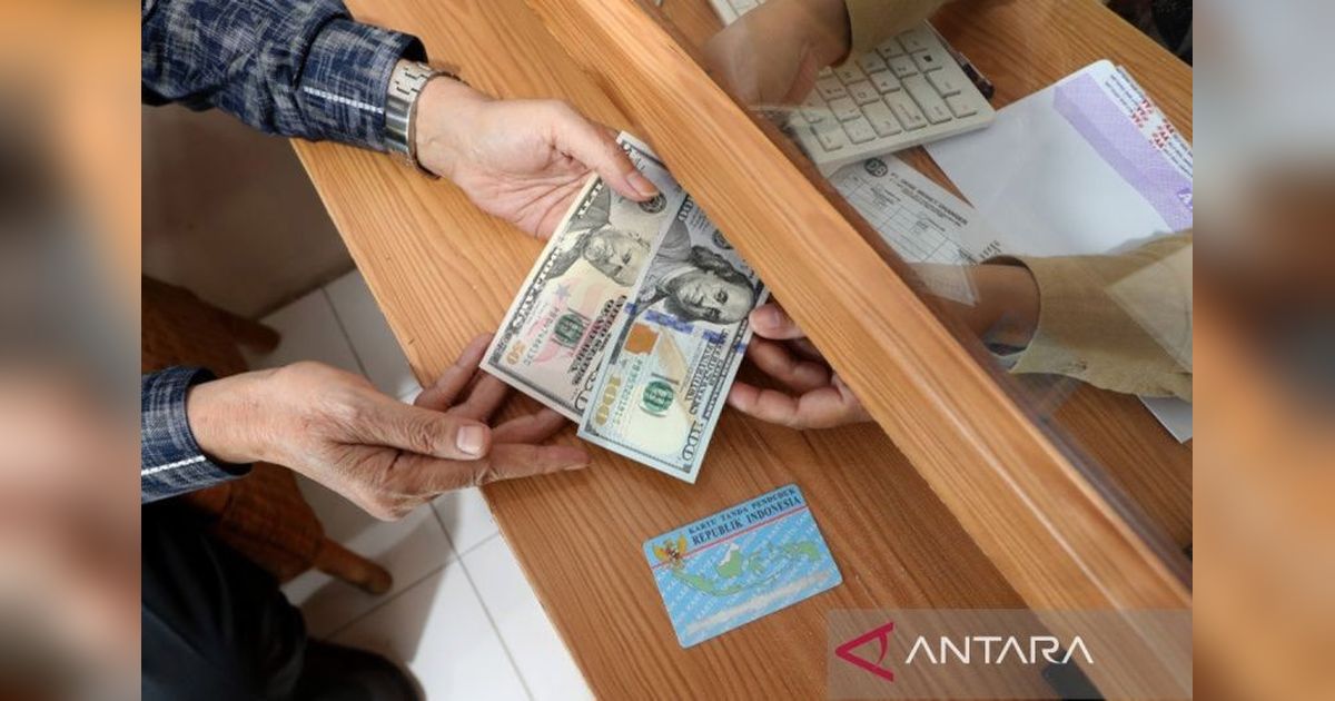 Tanda Tangan Trump Akan Hiasi Uang Kertas 100 Dolar AS Edisi Khusus Kemerdekaan