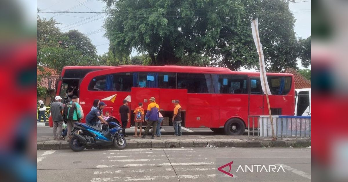 Ribuan Penumpang Padati Terminal Kampung Rambutan, Arus Balik Lebaran Masih Berlanjut