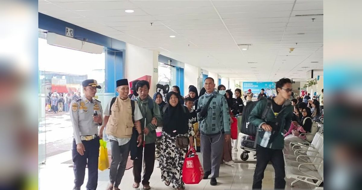 Ribuan Pemilir Padati Terminal Pulo Gebang Jelang Puncak Arus Balik Lebaran 2026 dan Masuk Sekolah