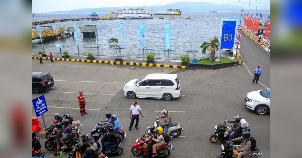 Angin Kencang Picu Kapal Sulit Bersandar di Dermaga Ketapang, Arus Balik Lebaran Terganggu