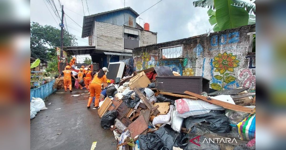 Pemkot Jaktim Gerak Cepat: 25 Ton Pengangkutan Sampah Banjir Kramat Jati Berhasil Tuntas