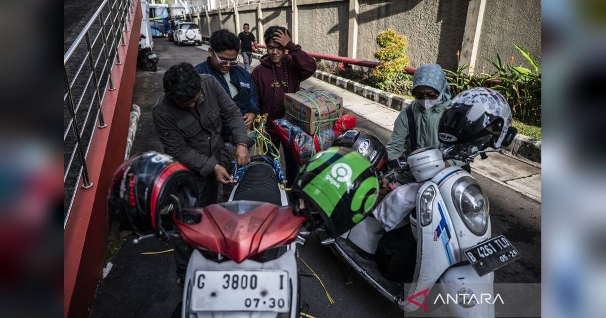 Arus Balik Lebaran 2026 Padat, Penjual Lemang Raih Berkah Ekonomi