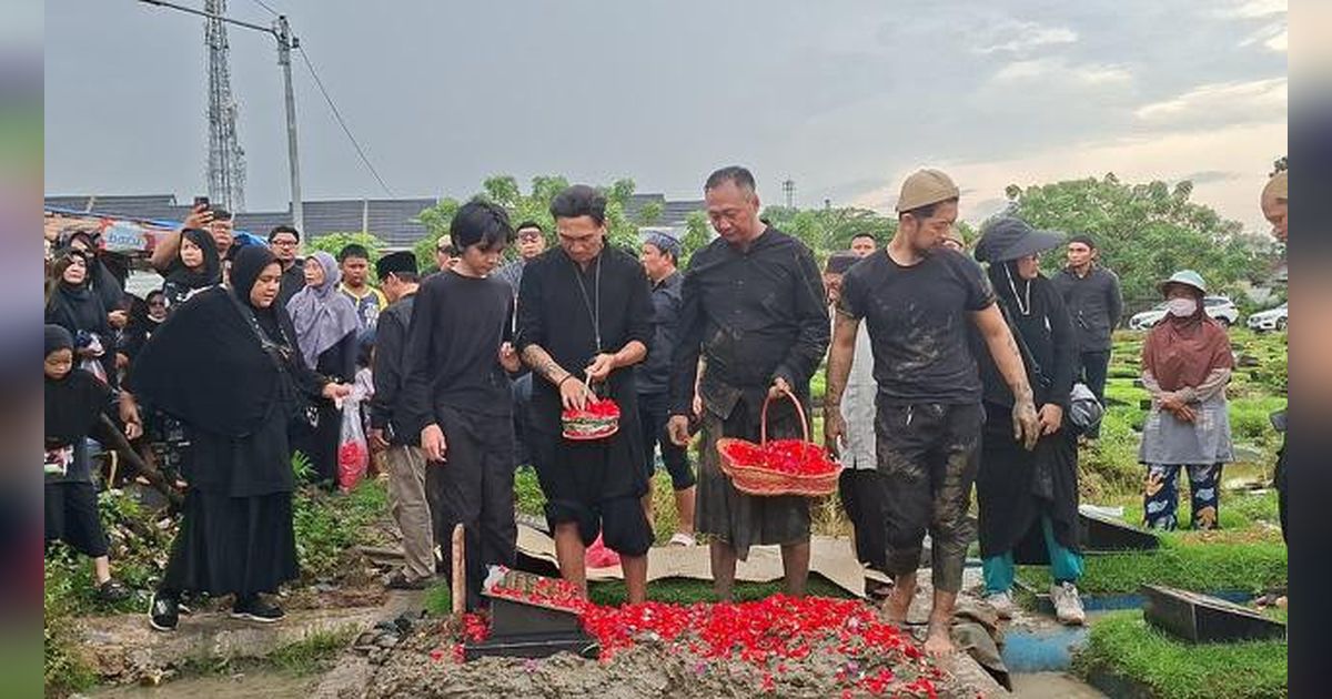 Haru! Anji Manji Kenang Momen Terakhir Bersama Ibunya, Simpan Gelang Haji Sebagai Kenangan