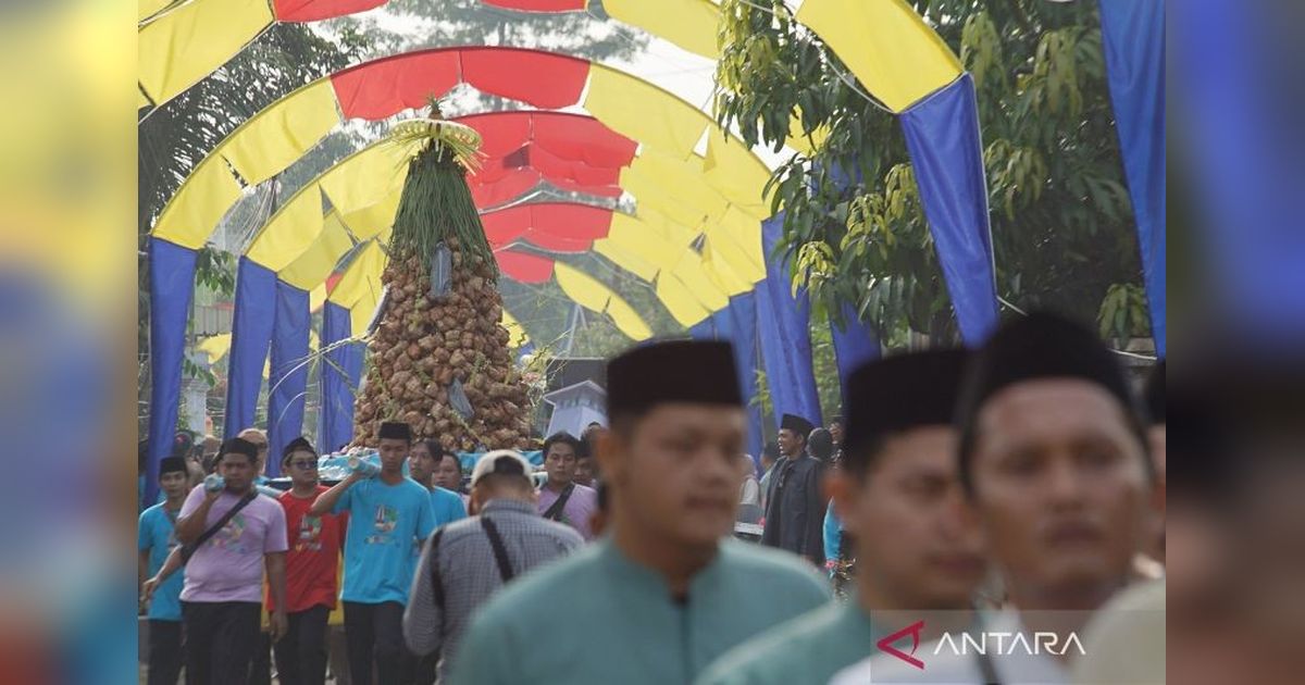 Pawai Tumpeng Ketupat Meriahkan Tradisi Lebaran Ketupat Trenggalek yang Bersejarah