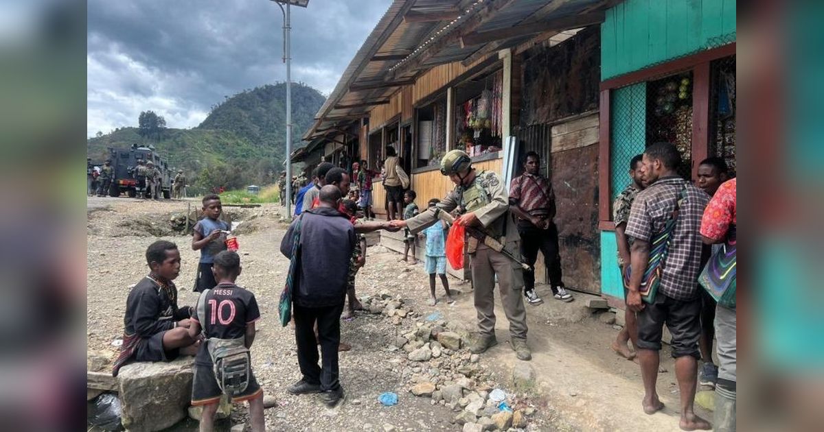 Polri Bangun Kepercayaan Puncak: Satgas Damai Cartenz Dekati Warga dengan Persuasif