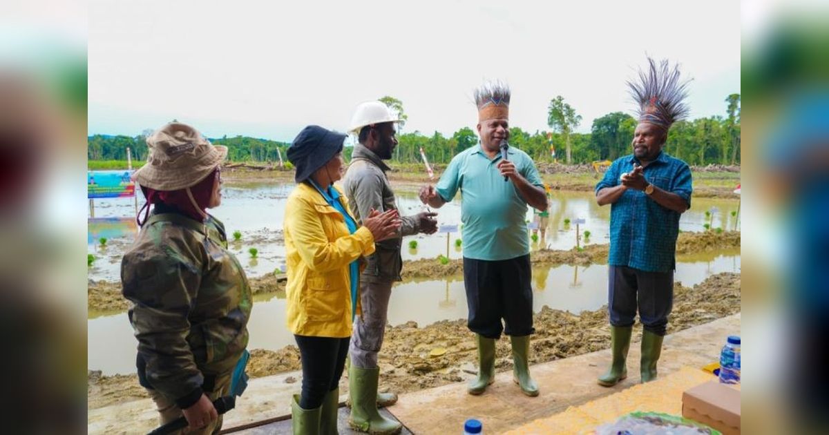 Gubernur Papua Salurkan 43 Traktor, Petani Jayapura Semakin Berdaya