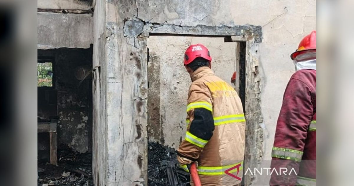 Kebakaran Cianjur: Tiga Mobil Damkar Padamkan Api yang Lahap Belasan Rumah di Pacet
