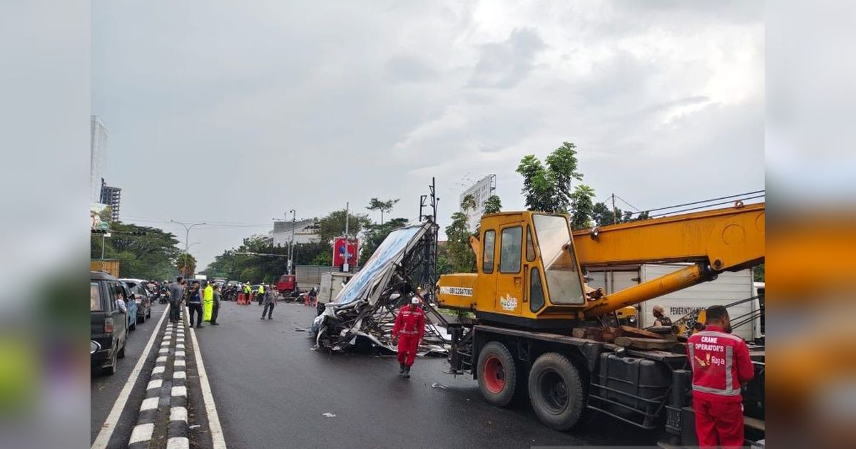 Damkarmatan Kota Bandung Sigap Tangani Reklame Roboh Akibat Angin Kencang