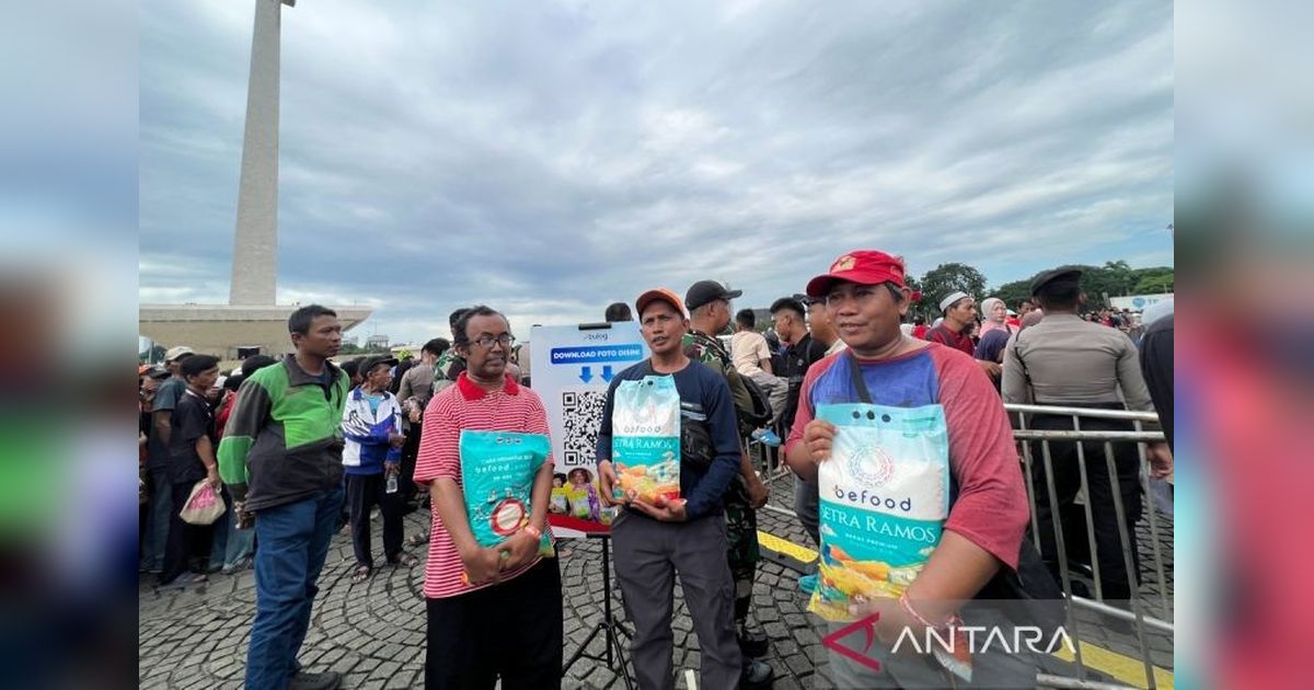 Bulog dan ID FOOD Salurkan 100 Ribu Paket Sembako Gratis Istana di Monas