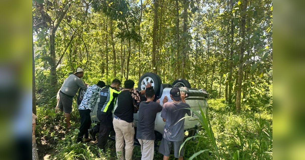 Mobil Avanza Terperosok di Hutan Blora, Polisi Tangani Kecelakaan Tunggal Blora