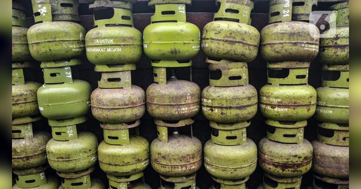 Krisis Gas Melon 3 Kg, Warga Sukabumi Selatan 'Kembali ke Zaman Dulu' Memasak Pakai Kayu Bakar