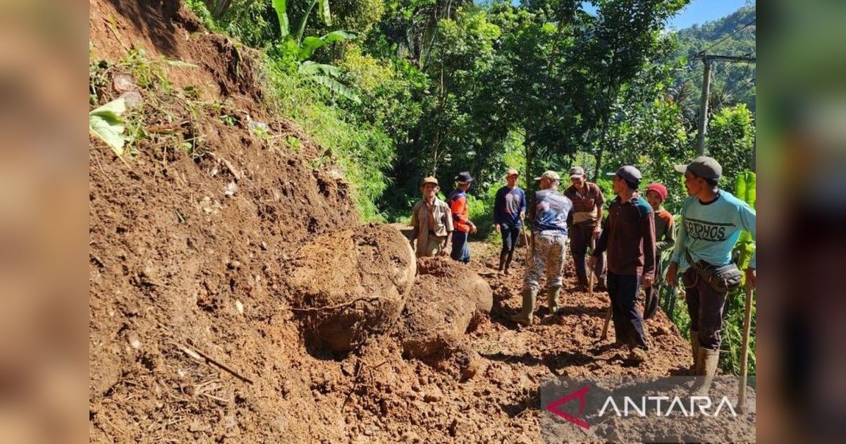 Petugas dan Warga Berjuang Buka Akses Jalan Tertutup Longsor Cidaun Cianjur