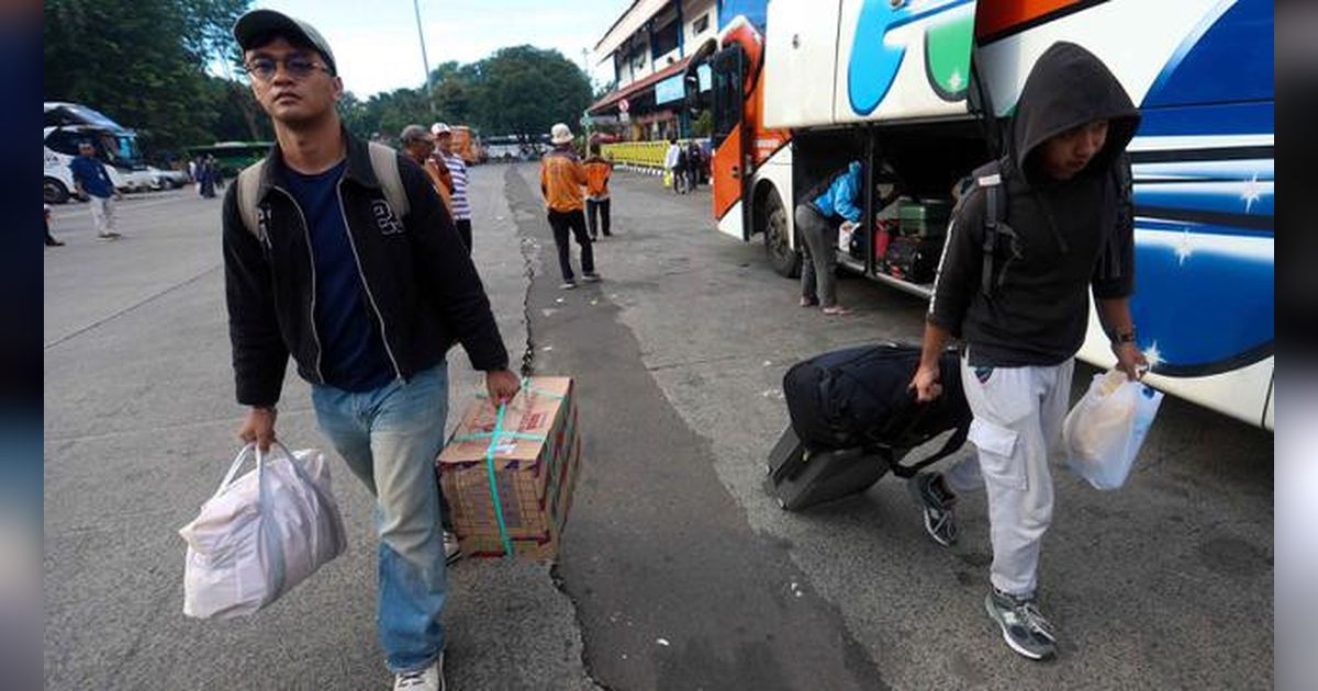 Arus Balik Membludak, Terminal Kampung Rambutan Dipadati 4.500 Penumpang