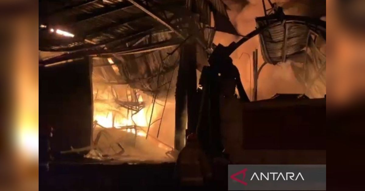 Damkar Bogor Berhasil Padamkan Kebakaran Pabrik Plastik di Gunungputri dalam 7 Jam