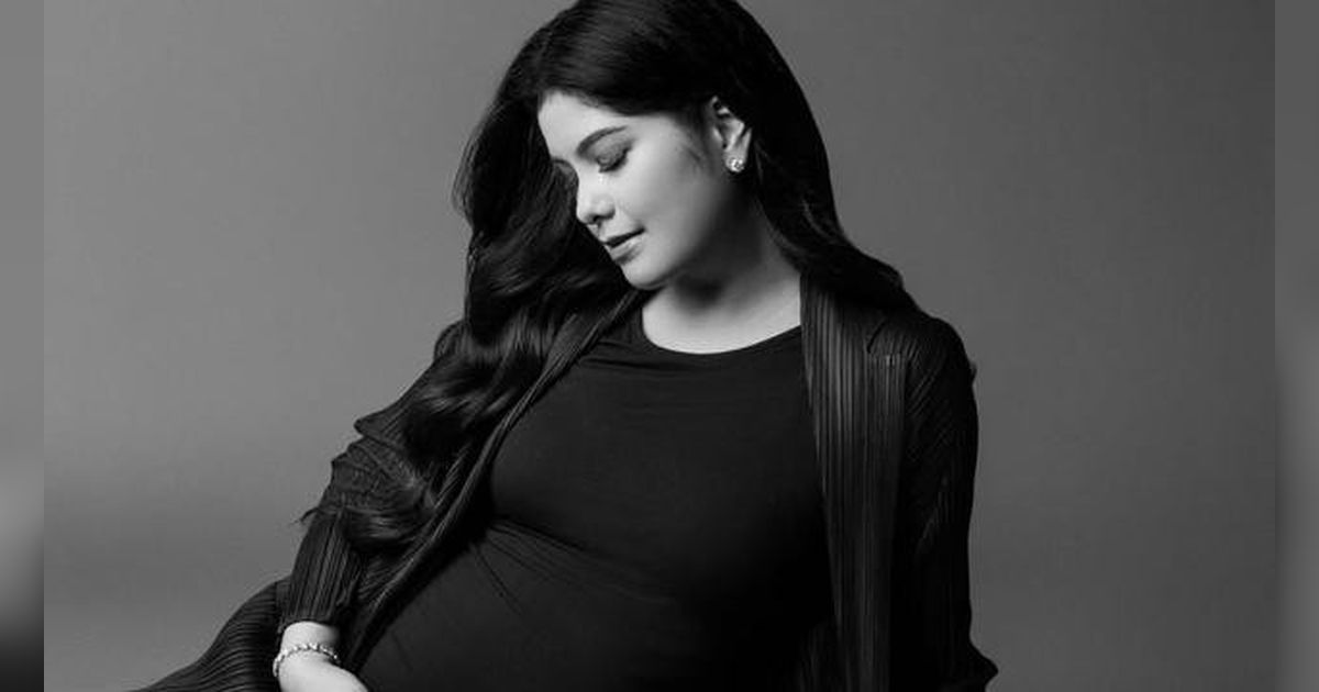 Elegan di Usia 40-an, Gaya Long Dress Annisa Pohan Jadi Inspirasi Maternity Shoot