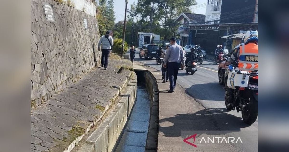 Polres Cianjur Pasang Water Barrier di Jalan Pasekon-Cipanas, Antisipasi Kecelakaan