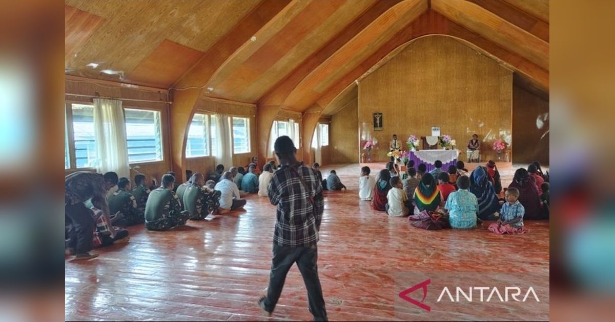 Satgas Yonif 511/DY Perkuat Pengamanan Gereja Popome Lanny Jaya, Jalin Persaudaraan