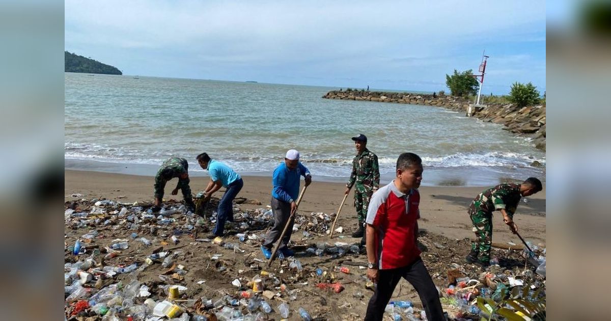 Pascalebaran, Gotong Royong Kebersihan Pantai Pasaman Barat Libatkan Berbagai OPD dan Masyarakat