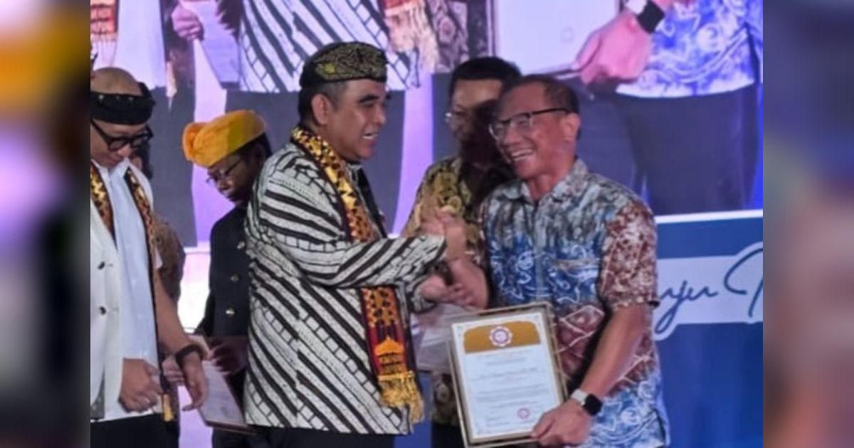 KMHDI Anugerahkan Penghargaan Tokoh Hindu Nasional Inspiratif kepada Komisioner KI Pusat Gede Narayana