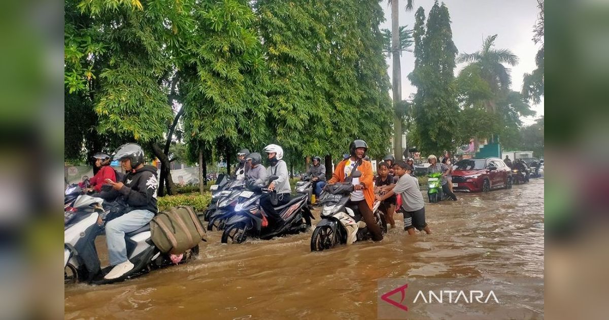 Banjir Jakarta Barat Rendam Belasan RT dan Empat Ruas Jalan Akibat Hujan Deras