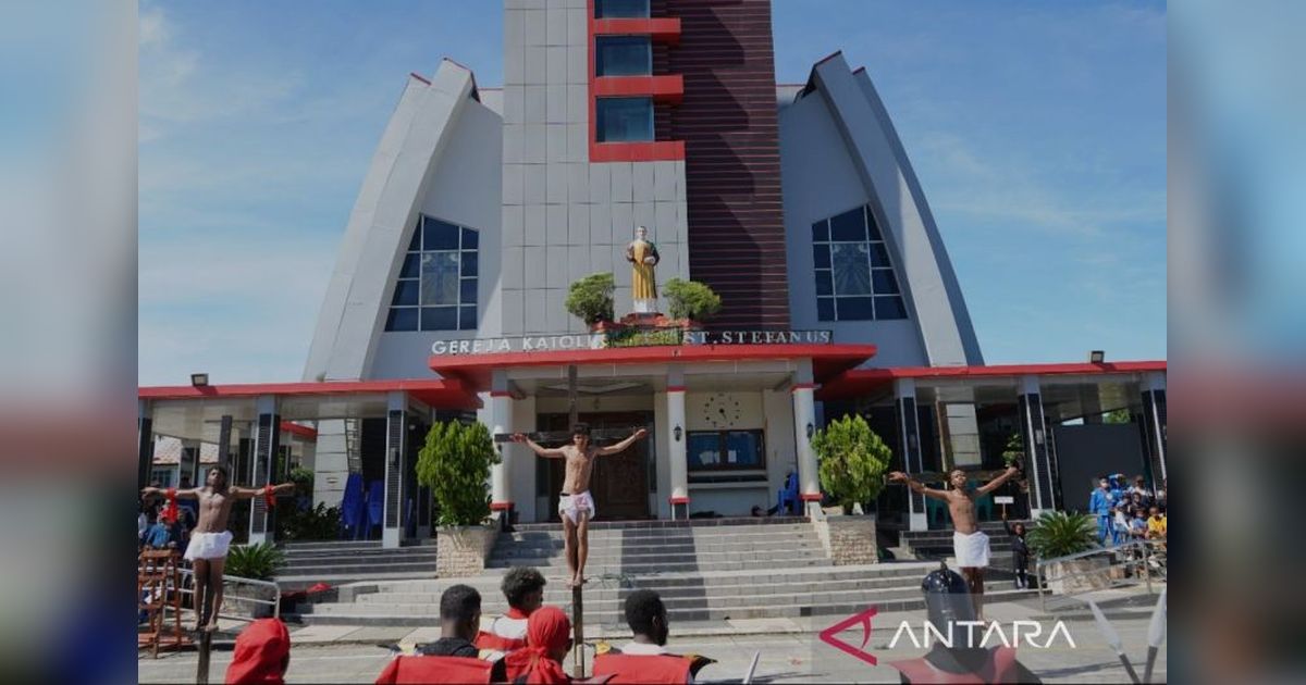 OMK Timika Gelar Tablo Penyaliban Yesus Kristus, Maknai Jumat Agung Penuh Haru