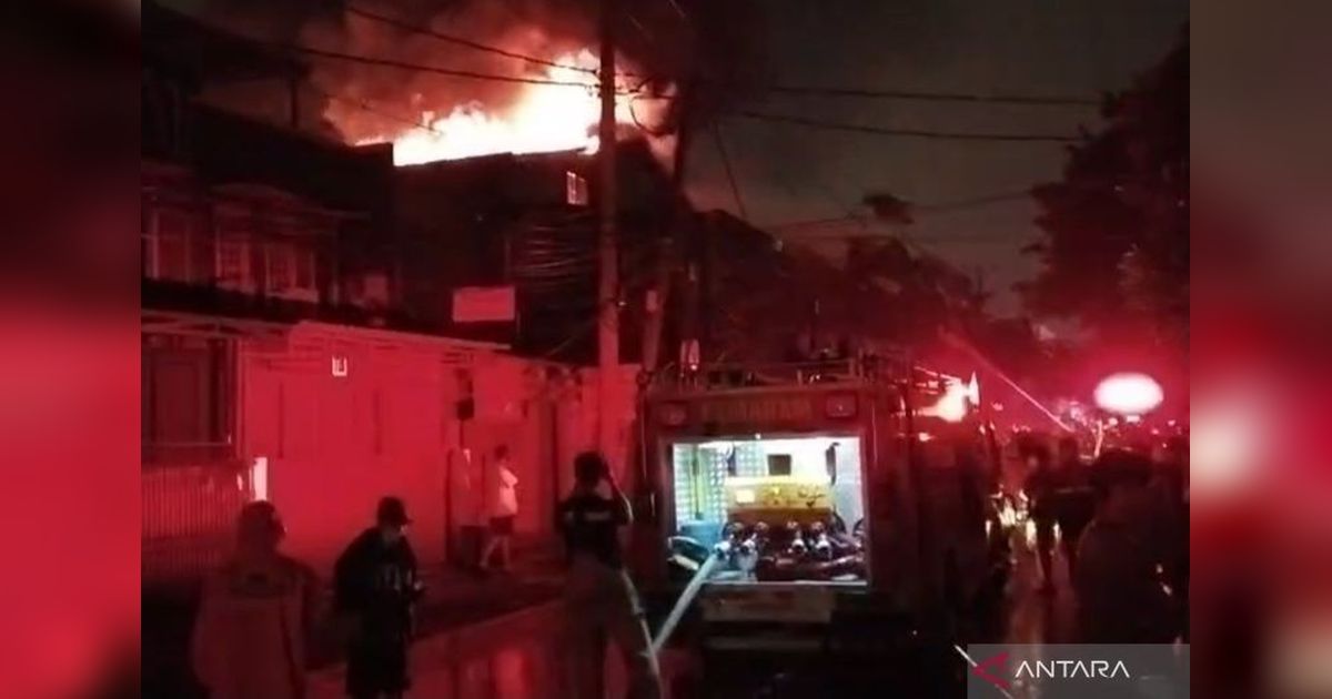 Korsleting Listrik Diduga Picu Kebakaran Hebat Gudang Onderdil di Cengkareng