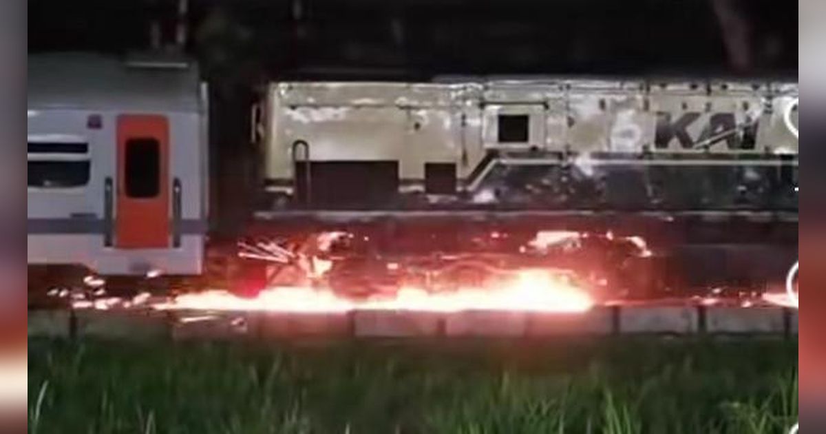 KAI Buka Suara soal Video Viral Percikan Api di KA Probowangi